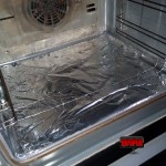 Baza cuptorului acoperita cu folie de aluminiu Baza cuptorului acoperita cu folie de aluminiu