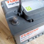 Borna negativa - Baterii auto Tudor High Tech cu tehnologia Carbon boost Borna negativa - Baterii auto Tudor High Tech cu tehnologia Carbon boost