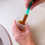 Folosirea unei seringi pentru aplicarea solutiei de par Aplicare cu seringa solutie par tincturi - 4 tincturi pentru stimularea cresterii regenerarii si prevenirii caderii parului