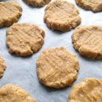 Compozitia se preseaza cu ajutorul furculitei sau cu lingura pentru a se obtine forma dorita - Reteta biscuiti de post cu crema de alune si ovaz Compozitia se preseaza cu ajutorul furculitei sau cu lingura pentru a se obtine forma dorita - Reteta biscuiti de post cu crema de alune si ovaz