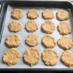 Biscuiti asezati in tava pregatiti pentru cuptor - Reteta biscuiti de post cu crema de alune si ovaz Biscuiti asezati in tava pregatiti pentru cuptor - Reteta biscuiti de post cu crema de alune si ovaz