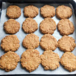 Biscuiti copti in tava - Reteta biscuiti de post cu crema de alune si ovaz Biscuiti copti in tava - Reteta biscuiti de post cu crema de alune si ovaz