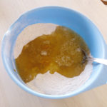 Se adauga ingredientele lichide in compozitite