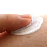 Aplicare lotiune protectie solara - Efectele Negative ale Filtrelor UV din Produsele de Protectie Solara