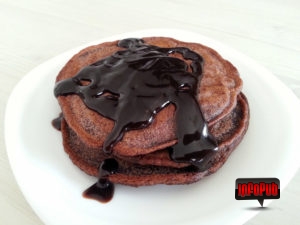 Pancakes cu cacao si ciocolata in farfurie Pancakes cu cacao si ciocolata in farfurie - Reteta simpla de pancakes cu cacao si ciocolata