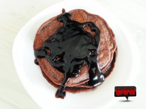Pancakes cu cacao si sos de ciocolata Pancakes cu cacao si sos de ciocolata - Reteta simpla de pancakes cu cacao si ciocolata