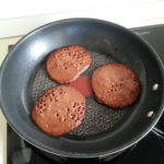 Trei pancakes cu cacao si ciocolata la prajit - Reteta simpla de pancakes cu cacao si ciocolata