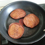 Trei pancakesi intorsi la prajit - Pancake la prajit gata pentru intors