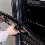 Cum se demonteaza usa de la cuptorul incorporabil Whirlpool