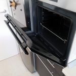 Usa intredeschisa cuptor incorporabil Whirlpool - Cum se demonteaza usa de la cuptorul incorporabil Whirlpool