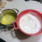 Amestecarea ingredientelor - saratele cu seminte de chimen si unt