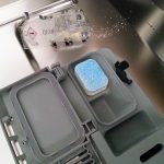 Asezarea pastileiin compartimentul masinii de spalat
