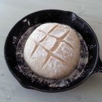 Aluat in forma de paine asezat in tigaie de fonta