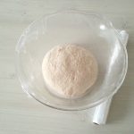 Folie peste aluat pregatit pentru frigider - Reteta paine de casa