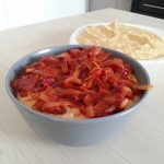 Prezentare Bol Fasole Batuta si Ceapa Calita si Paste de Tomate in Farfurie Prezentare Bol Fasole Batuta si Ceapa Calita si Paste de Tomate in Farfurie