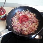 Se Adauga Pasta de Tomate Caleste Prajeste Caramelizeaza Ceapa