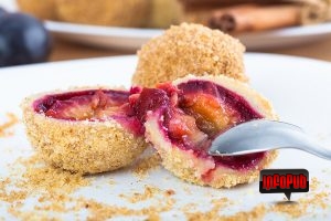 Galusca cu prune taiata in doua Galusca cu prune taiata in doua