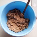 Amestecare ingrediente biscuiti de post cu cafea