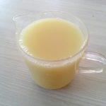 Dozarea detergentului de castane cu un recipient gradat pentru masina de spalat rufe