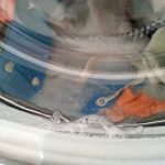 Spuma produsa de detergentul din castane in timpul ciclului de spalare