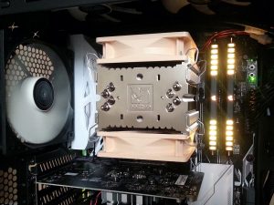 Cum arata Cooler-ul Noctua NH-U9B SE2 montat in carcasa Zalman Z3 Plus