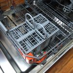 Cos tacamuri asezat in masina Hotpoint HFO3T222WG