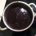 Incalzirea sosului de ciocolata - Salam de Biscuiti cu Cacao si Cocos