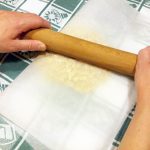 Macinarea biscuitilor - Reteta Salam de Biscuiti cu Cacao si Cocos