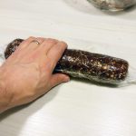Rulare si impachetare - Reteta Salam de Biscuiti cu Cacao si Cocos