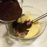 Se Toarna Sosul de Ciocolata peste Biscuitii Maruntiti
