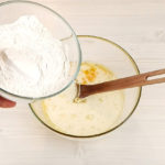 Adauga ingredientele uscate - Reteta de Briose Pufoase cu Visine si Cacao