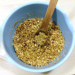 Amestecarea ingredientelor - batoane raw vegane fara gluten