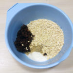 Pregatirea ingredientelor - batoane raw vegane fara gluten